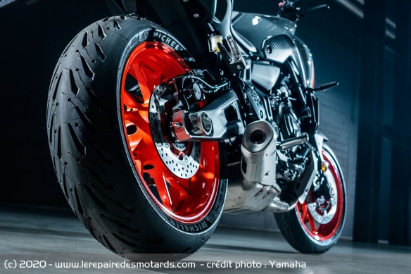 La MT-07 est chaussée de Michelin Road 5