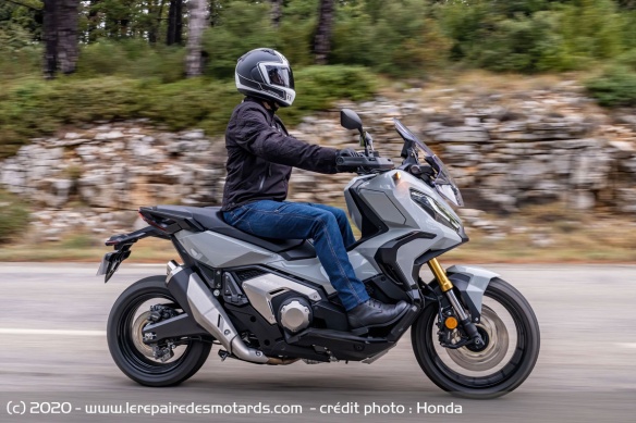 Le Honda X-ADV sur route Le Honda X-ADV sur route
