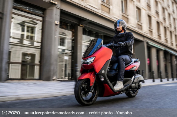Le NMax est équipé du Stop and Start Le NMax est équipé du Stop and Start