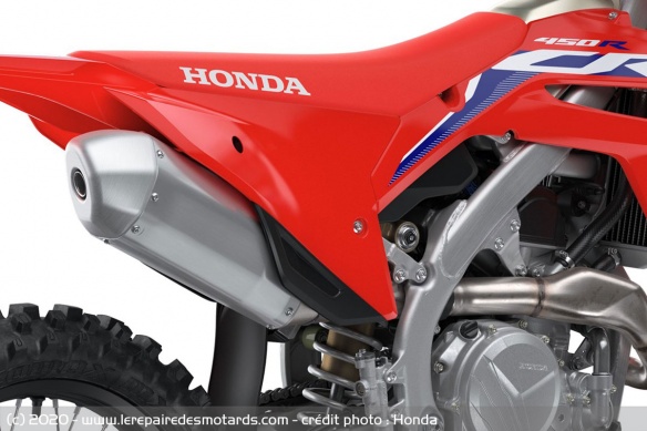 La CRF450R revient à un silencieux unique La CRF450R revient à un silencieux unique