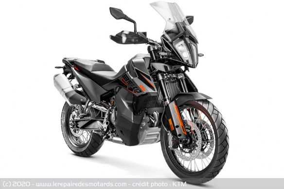 La 890 Adventure arbore un profil plus routier que la R La 890 Adventure arbore un profil plus routier que la R
