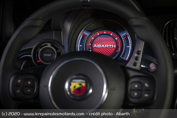 Tableau de bord de l'Abarth 695 Monster Energy Yamaha Tableau de bord de l'Abarth 695 Monster Energy Yamaha
