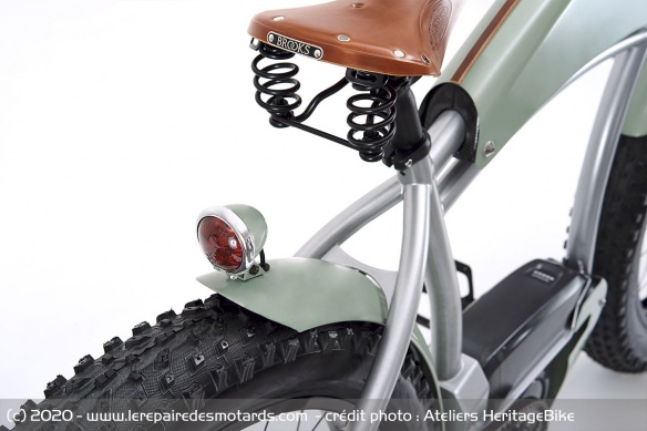La selle en cuir de Savoie est suspendue La selle en cuir de Savoie est suspendue