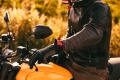 Un assistant conduite moto vibrant