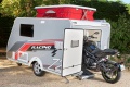 Une caravane emmener moto