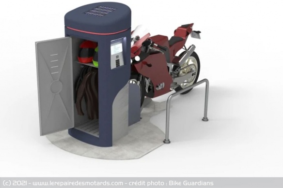 Le Bikers Guardian sert aussi de casier pour l'équipement Le Bikers Guardian sert aussi de casier pour l'équipement