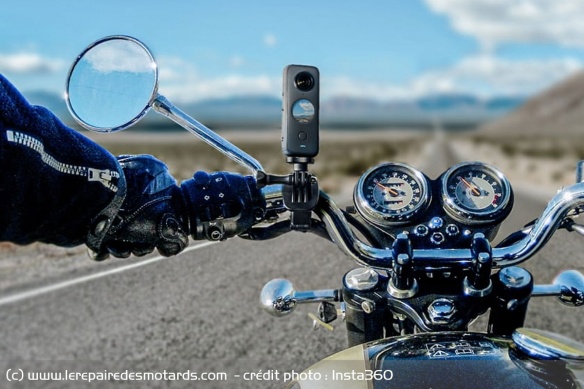 L'Insta360 One X2 est également adaptée à la moto avec un kit spécifique L'Insta360 One X2 est également adaptée à la moto avec un kit spécifique
