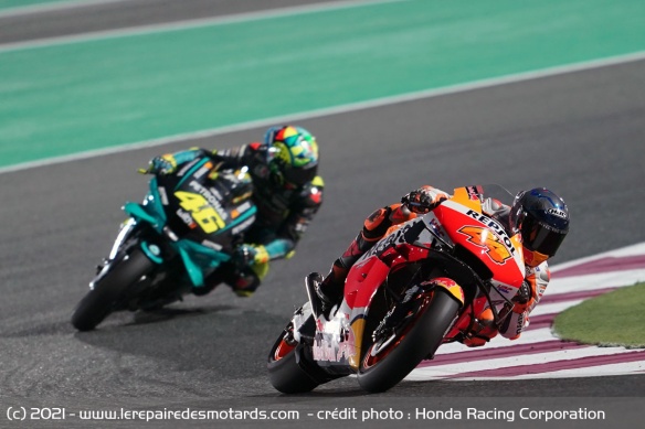 Pol Espargaro découvre la RC213V devant Valentino Rossi sous ses nouvelles couleurs Pol Espargaro découvre la RC213V devant Valentino Rossi sous ses nouvelles couleurs