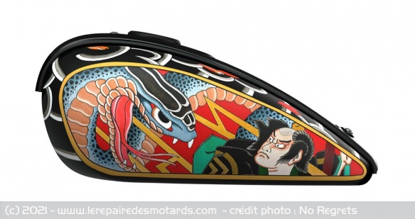 R&eacute;servoir avec tatouage sign&eacute; Ian Ildet