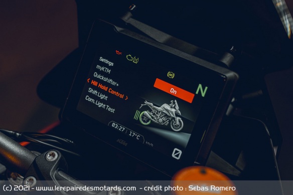 Le Sport Tourer gagne un nouvel écran TFT de 7 pouces Le Sport Tourer gagne un nouvel écran TFT de 7 pouces