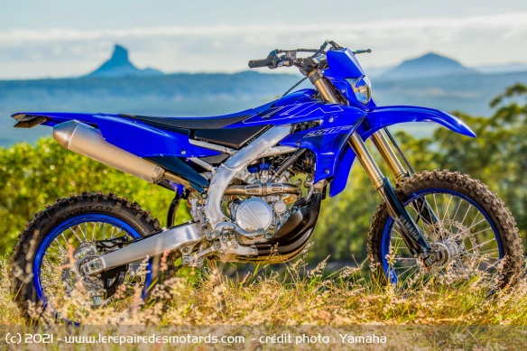 La WR250F 2022 profite des améliorations apportées à la YZ250F 2021