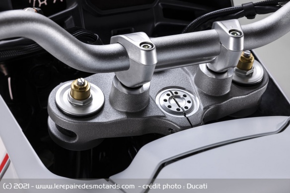 La fourche inversée KYB de 46 mm est réglable