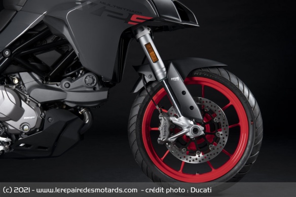 La V2 S est équipée de suspensions semi-actives DSS EVO