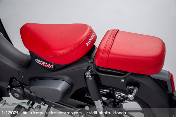 Le Super Cub 125 est désormais équipé en série pour accueillir un passager Le Super Cub 125 est désormais équipé en série pour accueillir un passager