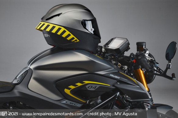 Un casque AGV assorti est même proposé, en supplément Un casque AGV assorti est même proposé, en supplément
