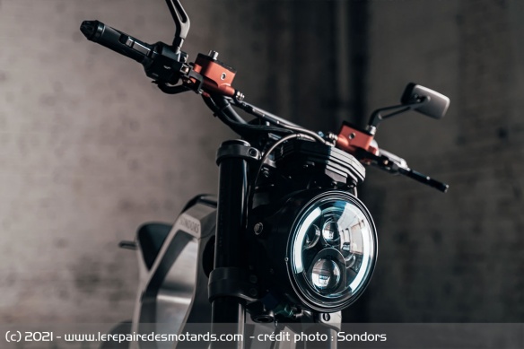 La Metacycle est équipée d'un éclairage à LED La Metacycle est équipée d'un éclairage à LED