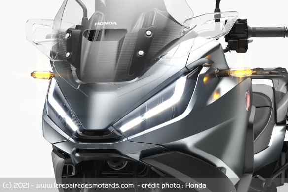 La double optique avant à LED de la Honda NT1100