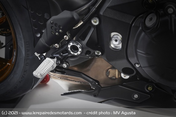 Les repose-pieds forgés de la MV Agusta Brutale 1000 Nürburgring