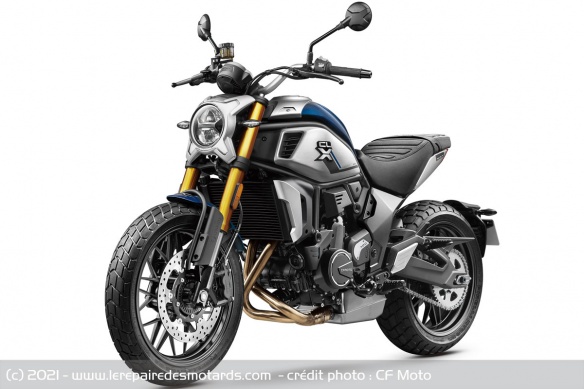 La CF Moto 700 CL-X Heritage est déclinée dans deux coloris La CF Moto 700 CL-X Heritage est déclinée dans deux coloris