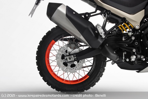 Jantes à rayon et pneus off-road, la TRK revendique son côté baroudeuse Jantes à rayon et pneus off-road, la TRK revendique son côté baroudeuse