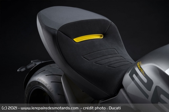 La moto est ici parsemée de détails jaunes La moto est ici parsemée de détails jaunes
