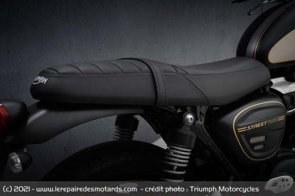 La selle double de la Triumph Street Twin Gold Line