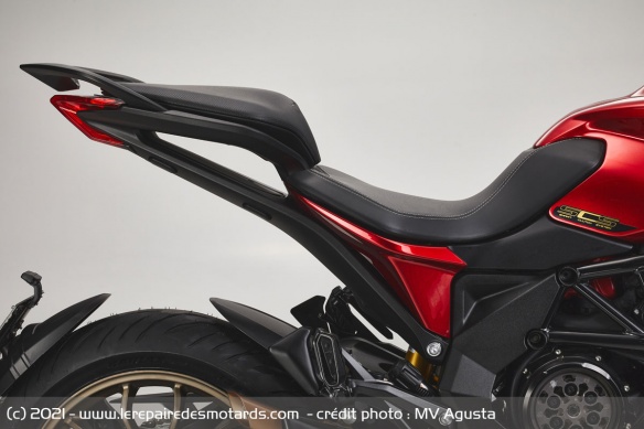 L'assise a été affinée pour faciliter l'installation du motard