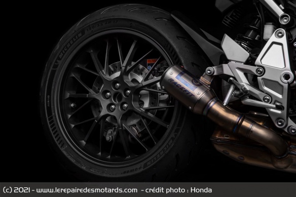 Le silencieux Racefit de la Honda CB1000R 5Four
