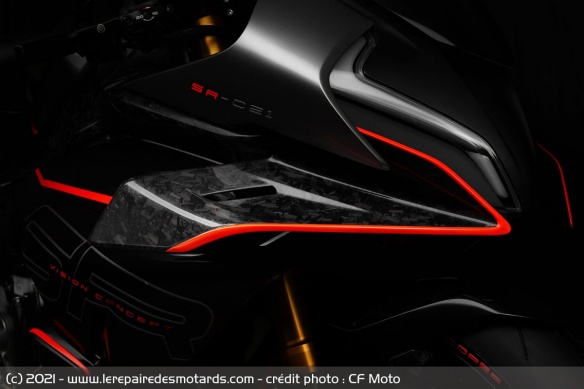 La moto est bardée d'éléments en carbone La moto est bardée d'éléments en carbone