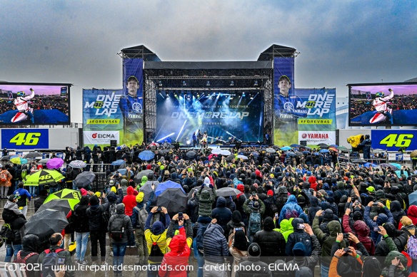 Les fans ont bravé la pluie pour assister à l'événement Les fans ont bravé la pluie pour assister à l'événement