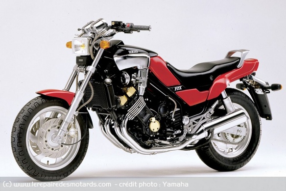 La Yamaha FZX 750 Fazer, première à avoir porté le nom de la lignée La Yamaha FZX 750 Fazer, première à avoir porté le nom de la lignée