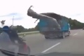 Un motard chute à cause bâche