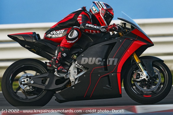 C'est Michele Pirro qui a réalisé les premiers tests dynamiques à Misano C'est Michele Pirro qui a réalisé les premiers tests dynamiques à Misano
