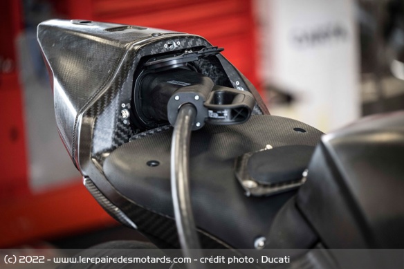 Le port de charge de la Ducati MotoE