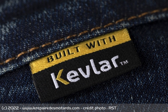 Le denim du Straight Leg 2 est renforcé en Kevlar Le denim du Straight Leg 2 est renforcé en Kevlar