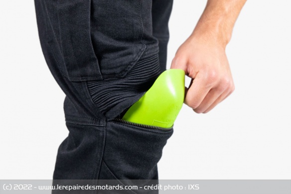 Les protections de genoux sont accessibles et réglables depuis l'extérieur Les protections de genoux sont accessibles et réglables depuis l'extérieur