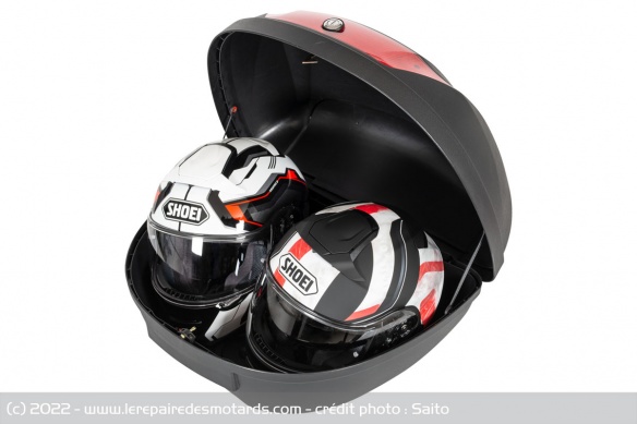 Le top-case permet de ranger deux casques Le top-case permet de ranger deux casques