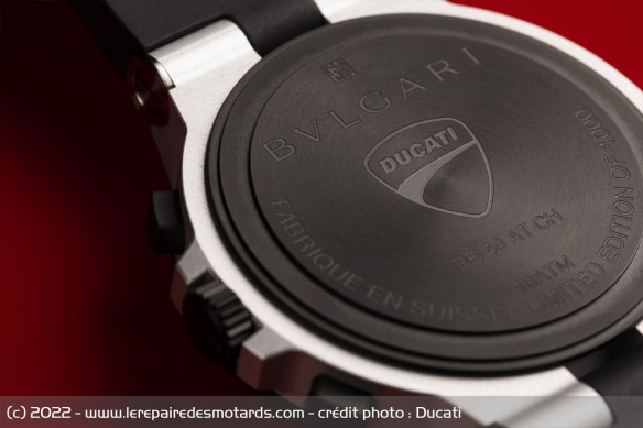 Le fond en titane est orné du logo Ducati Le fond en titane est orné du logo Ducati