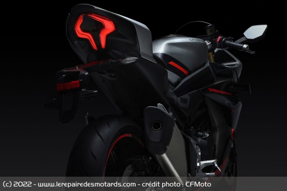 Le design de la moto se montre particulièrement soigné