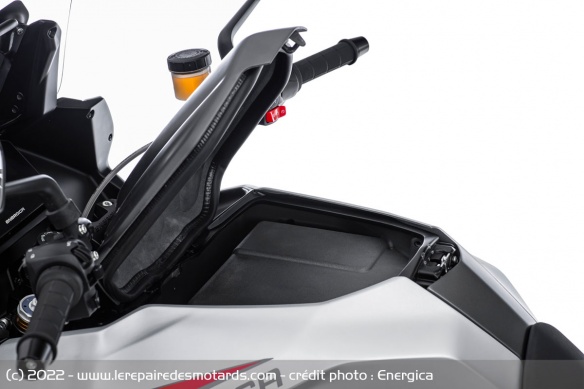 La moto se dote également d'un petit compartiment de rangement La moto se dote également d'un petit compartiment de rangement