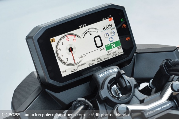 Le compteur TFT couleur de la Honda Hornet
