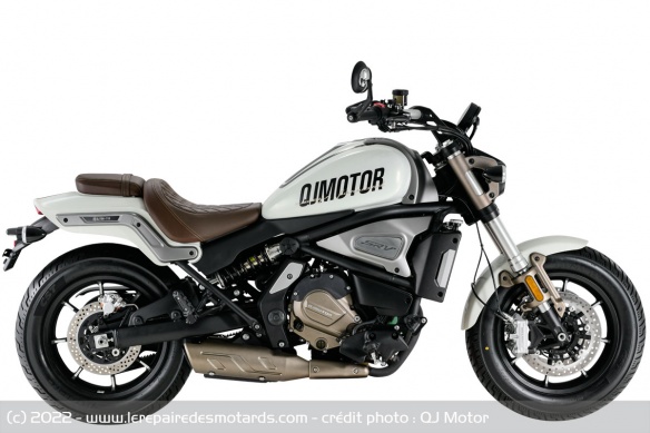 Le moteur bicylindre est repris du roadster SRK 700 Le moteur bicylindre est repris du roadster SRK 700