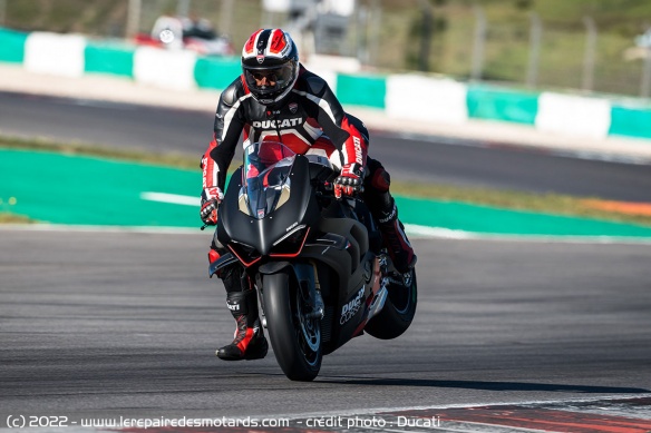 Stoppie Ducati Panigale V4 SP2