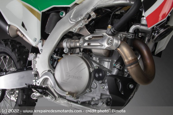 C'est le moteur de la Kawasaki KX450 qui sert de base à la BX450 C'est le moteur de la Kawasaki KX450 qui sert de base à la BX450