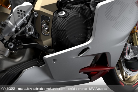 Le 4 cylindres est directement repris de la Brutale 1000 RR Le 4 cylindres est directement repris de la Brutale 1000 RR
