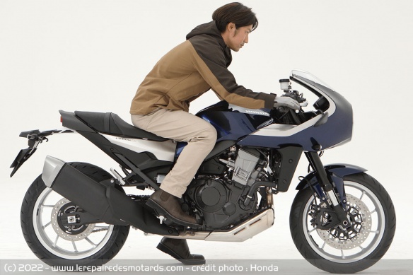 Si elle partage beaucoup avec la NT1100, la Hawk présente une ergonomie plus sportive Si elle partage beaucoup avec la NT1100, la Hawk présente une ergonomie plus sportive