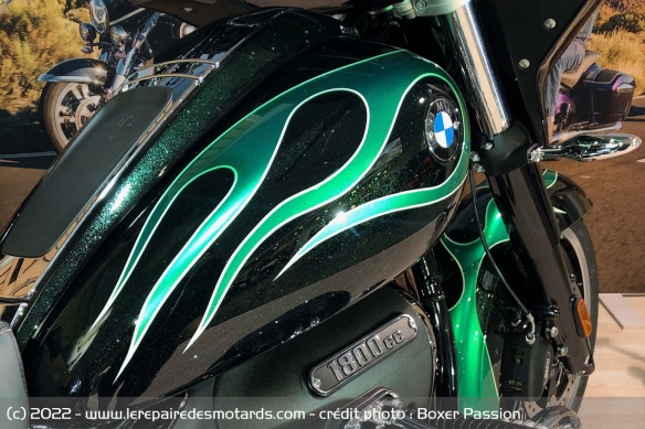 Avec sa peinture cameleon, cette R 18 B unique ne manquera pas d'attirer l'attention Avec sa peinture cameleon, cette R 18 B unique ne manquera pas d'attirer l'attention