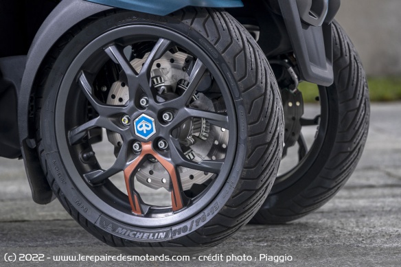Les deux roues avant de 13 pouces sont équipées de disques de 258 mm
