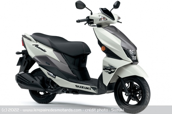 Le Suzuki Avenis 125 se distingue par son style moderne Le Suzuki Avenis 125 se distingue par son style moderne