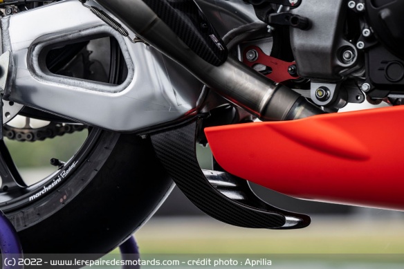 Il s'agit de la première moto de 'série' équipée d'un spoiler inférieur Il s'agit de la première moto de 'série' équipée d'un spoiler inférieur